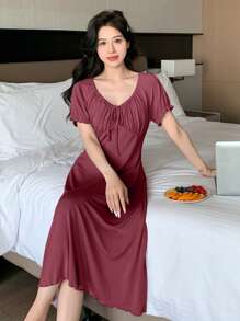 DAZY Váy ngủ cổ chữ V buộc eo rộng rãi hàng ngày giản dị có dây rút rộng thùng thình cổ chữ V sâu viền bèo nhún màu đỏ cho nữ Đầm ngủ - Màu Đỏ Sâu - Xem 4