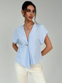 Firerie Camisa casual con cuello en V, estampado de rayas azul y blanco, bajo asimétrico, decoración de metal en la cintura para mujeres