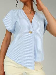 Firerie Camisa casual con cuello en V, estampado de rayas azul y blanco, bajo asimétrico, decoración de metal en la cintura para mujeres