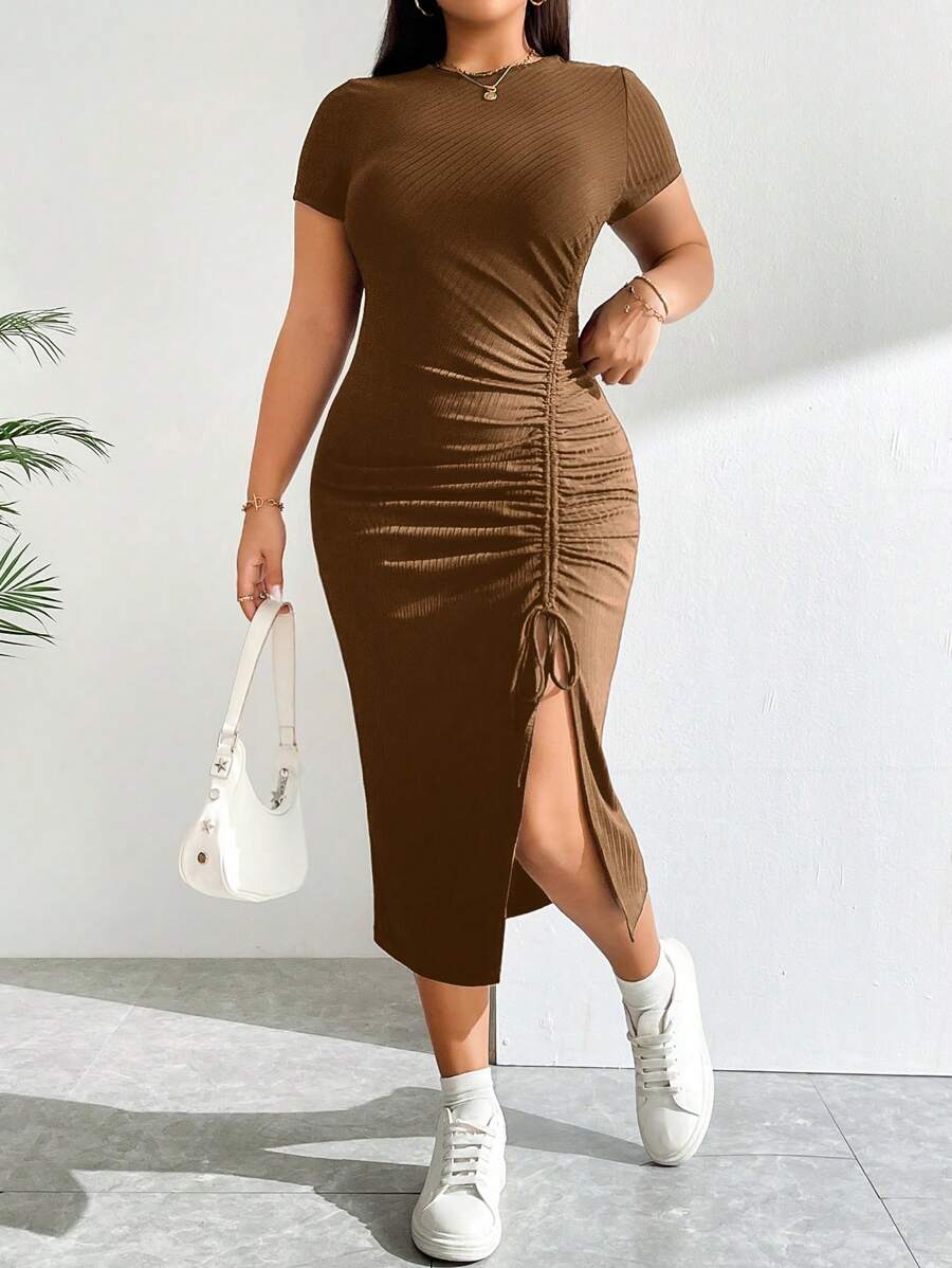 SHEIN Essnce 大码女式夏季休闲修身舒适开衩聚拢抽绳棕色连衣裙、修身连衣裙、夏季女装、中长连衣裙、长款紧身连衣裙、返校装、加大码、返校节连衣裙 - 棕色 - 查看 1