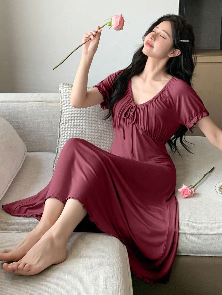 DAZY Váy ngủ cổ chữ V buộc eo rộng rãi hàng ngày giản dị có dây rút rộng thùng thình cổ chữ V sâu viền bèo nhún màu đỏ cho nữ Đầm ngủ - Màu Đỏ Sâu - Xem 1