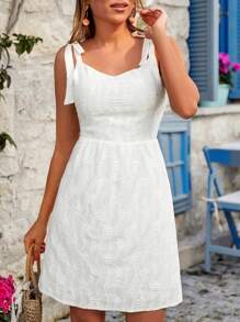 RueChic 網眼刺繡肩上打結吊帶連衣裙 - 白色 - 查看 1