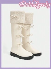 Dola Lovely 圆头低跟长靴，毛茸茸蝴蝶结拼接，黑色明线缝制，后拉链，简约时尚女装设计 - 米色 - 查看 10