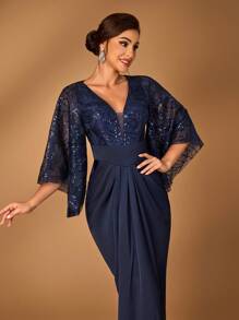 Serin Vestido longo, de mangas longas, de cetim, com decote em V profundo, mangas asssimétricas morcego, fenda frontal alta, bainha envolvente e franzida, em tecido de tafetá de seda azul marinho sequenciado e bordado em tule, elegante e luxuoso, adequado para mãe da noiva ou convidada em festa de casamento. - Azul Marinho - Visão 2