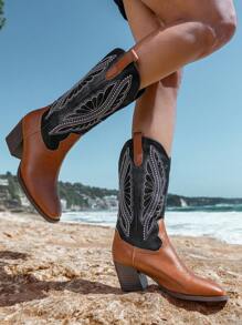 Styleloop البوت الغربي الناعم متوسط الساق ذو كعب سميك وتفاصيل مطرزة ذات لونين للنساء في الخريف