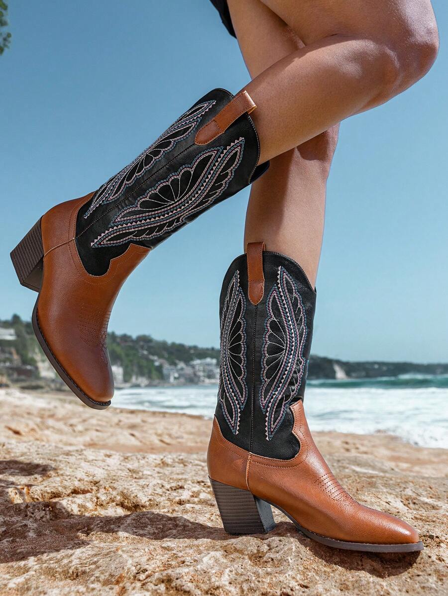 Styleloop البوت الغربي الناعم متوسط الساق ذو كعب سميك وتفاصيل مطرزة ذات لونين للنساء في الخريف