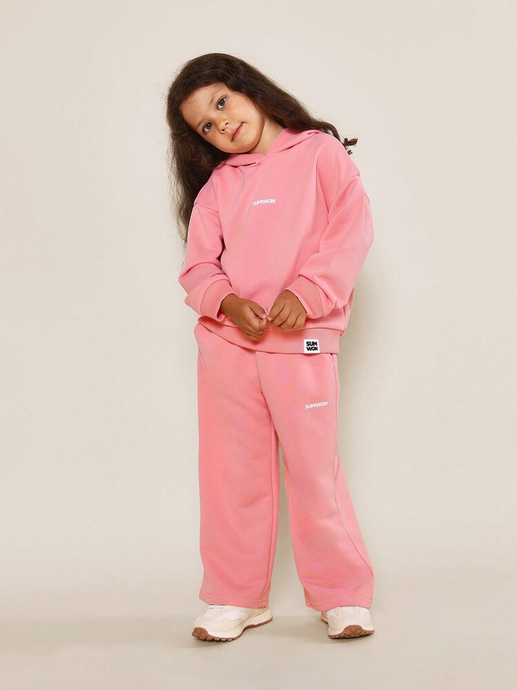 SUMWON 年轻女孩日常玩耍头顶连帽衫和宽腿慢跑裤两件套，正面印有图案 - 粉色 - 查看 5