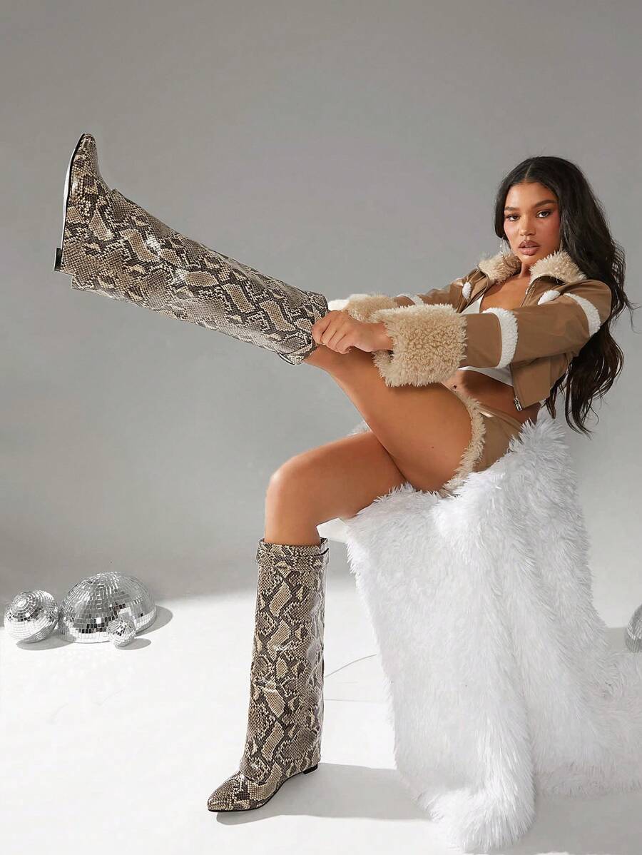 SHUZIA 女士鞋尖头坡跟蛇纹 PU 靴女士时尚及膝靴 - 彩色 - 查看 1