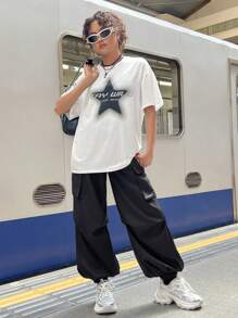 SHEIN Girlism 少女超大黑白星星印花 T 恤和工装口袋裤套装 - 黑與白 - 查看 2