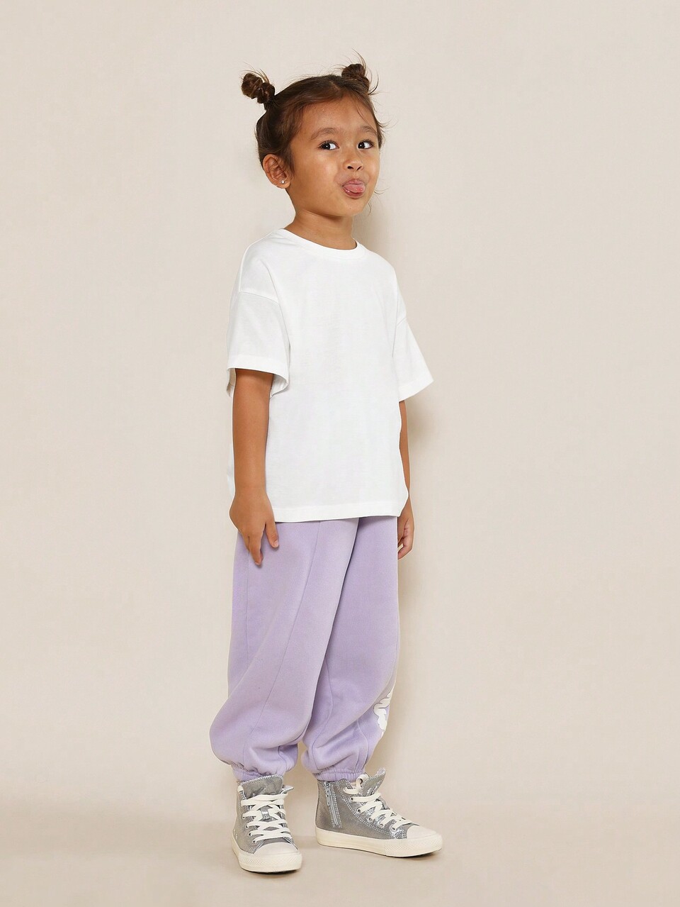 Camiseta esencial de manga corta con ajuste oversize y parche con marca para niñas jóvenes para uso diario, casual y vacaciones