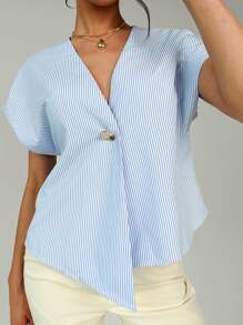 Firerie Camisa casual con cuello en V, estampado de rayas azul y blanco, bajo asimétrico, decoración de metal en la cintura para mujeres