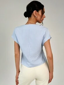 Firerie Camisa casual con cuello en V, estampado de rayas azul y blanco, bajo asimétrico, decoración de metal en la cintura para mujeres