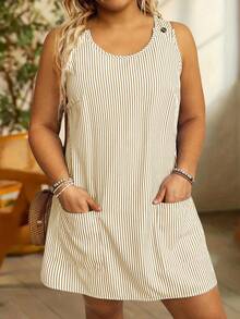 SHEIN LUNE 大码女式夏季条纹圆领口袋宽松休闲无袖连衣裙 - 卡其色 - 查看 3