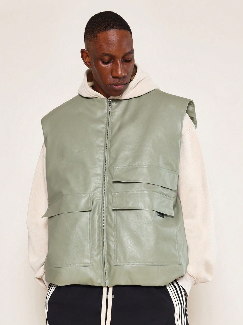 Gilet di stile utility con aspetto in pelle, imbottito, con chiusura lampo, senza maniche, con molteplici tasche, perfetto per le celebrazioni a tema irlandese di San Patrizio, abbigliamento da strada
