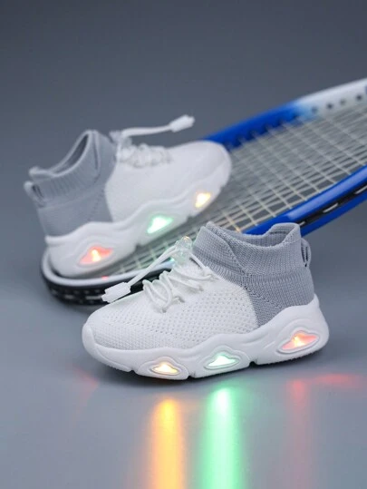 儿童透气面料撞色鞋，松紧带闭合，柔软鞋底，带发光功能，耐用且亲肤的运动鞋