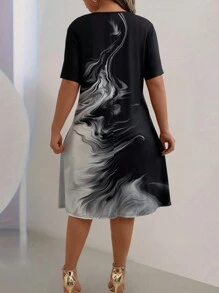 SHEIN LUNE Cộng với đồ họa in ngắn tay áo thun giản dị cho mùa hè - màu đen - Xem 2