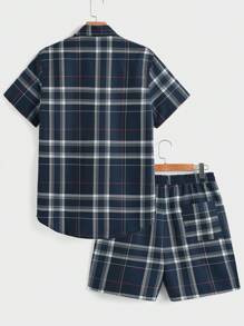 Manfinity VCAY 2 piezas Conjunto casual de camisa de manga corta con cuello abotonado a cuadros y pantalones cortos para hombre - Azul Marino - Ver 2