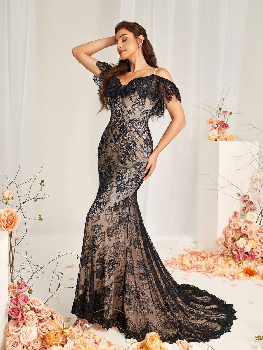 SHEIN Belle Elegante vestido de novia romántico con encaje transparente, clásico estilo francés con taza de encaje, espalda descubierta, atado, encaje floral y cola de pez con cola extremadamente larga - Negro - Ver 1