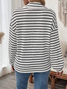 SHEIN LUNE Áo thun nữ dáng rộng cài nửa nút họa tiết kẻ sọc, áo thun họa tiết xuân hè cho nữ - Đen và trắng - Xem 2
