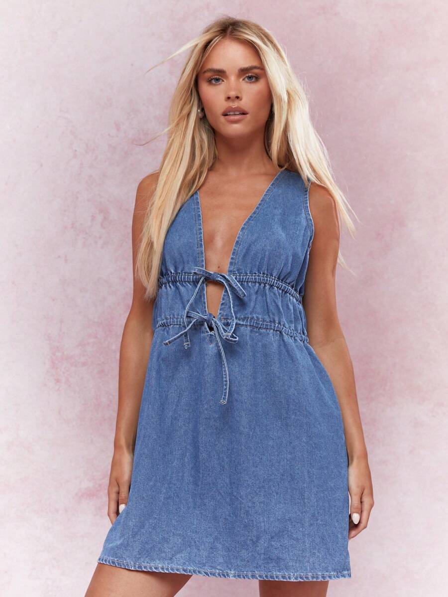 MISSGUIDED Abito corto in denim senza maniche con scollo a V e dettaglio fiocco - Blu - Visualizzare 1