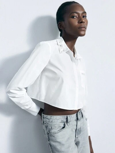 SHEIN Maija Camisa/blusa casual de manga larga con bolsillo y botones delanteros, con aplicaciones de strass, corta para mujer