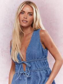 MISSGUIDED Abito corto in denim senza maniche con scollo a V e dettaglio fiocco - Blu - Visualizzare 3