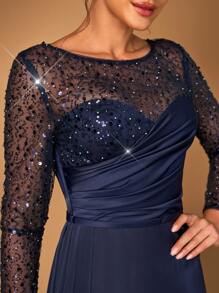 Serin Elegante vestido longo de noiva ou mãe da noiva com manga longa ilusão, azul marinho luxuoso, com aplicação de miçangas e lantejoulas, recortes em cetim e drapeado lateral - Azul Marinho - Visão 6