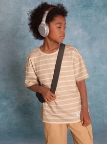 SHEIN Áo thun trễ vai Tween Boy in sọc có nhãn dệt tiện ích Quần short bỏ túi Bộ trang phục thường ngày - gừng - Xem 5