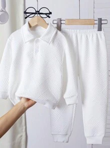 SHEIN Explorewe Bộ 2 chiếc/Bộ Áo nỉ Polo trắng và quần dài cho bé trai, Thích hợp cho bé trai 4-7 tuổi mặc vào mùa thu, xuân và đông, đặc biệt là cho các dịp đi chơi, đi học và thể thao. Bộ trang phục thể thao thường ngày hai lớp ấm áp này có thiết kế màu tương phản, thời trang và đa năng. Bé trai sẽ cảm thấy ấm áp và thoải mái khi mặc bộ này trong nhiều hoạt động khác nhau. Thích hợp cho vui chơi ngoài trời, đi học và thể thao. Bộ thể thao và thường ngày cho bé trai này là sự lựa chọn thiết thực và phong cách, cho phép bé thể hiện sự tự tin và sức sống trong các dịp khác nhau. - trắng - Xem 1