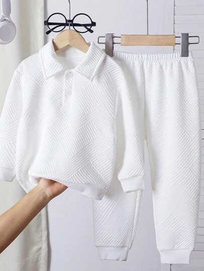 SHEIN Explorewe 2 件套年轻男孩白色 Polo 衫和裤子套装，适合 4-7 岁男孩在秋季、春季和冬季穿着，特别适合外出、上学和运动场合。这款温暖的双层休闲运动服采用撞色设计，时尚百搭。小男孩在各种活动中穿着这套衣服会感到温暖舒适。适合户外玩耍、上学和运动。这款年轻男孩运动休闲套装是实用而时尚的选择，让他在不同场合展现自信和活力。