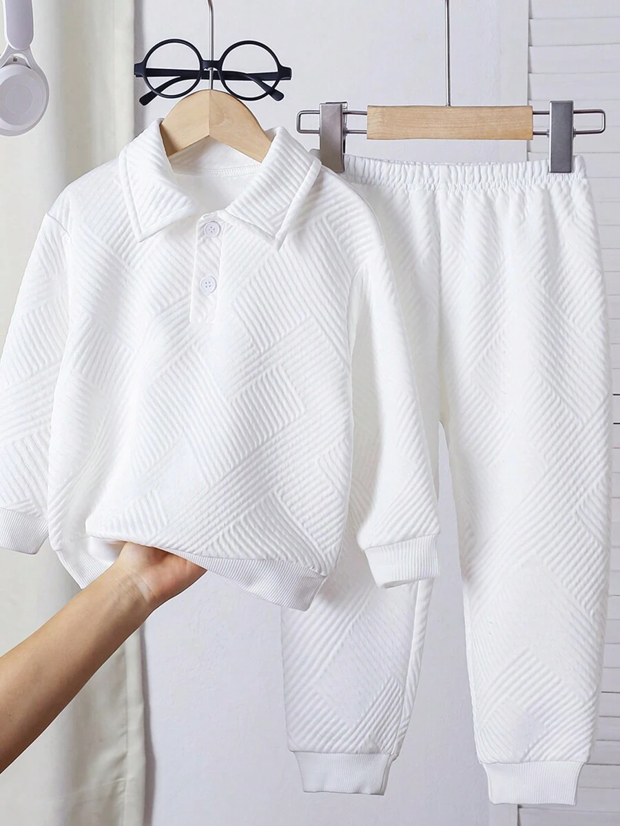SHEIN Explorewe Bộ 2 chiếc/Bộ Áo nỉ Polo trắng và quần dài cho bé trai, Thích hợp cho bé trai 4-7 tuổi mặc vào mùa thu, xuân và đông, đặc biệt là cho các dịp đi chơi, đi học và thể thao. Bộ trang phục thể thao thường ngày hai lớp ấm áp này có thiết kế màu tương phản, thời trang và đa năng. Bé trai sẽ cảm thấy ấm áp và thoải mái khi mặc bộ này trong nhiều hoạt động khác nhau. Thích hợp cho vui chơi ngoài trời, đi học và thể thao. Bộ thể thao và thường ngày cho bé trai này là sự lựa chọn thiết thực và phong cách, cho phép bé thể hiện sự tự tin và sức sống trong các dịp khác nhau. - trắng - Xem 1