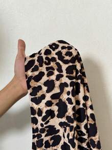 SHEIN Privé Falda envolvente asimétrica con anudado, de cintura alta con estampado de leopardo, para mujeres de talla grande - Multicolor - Ver 10