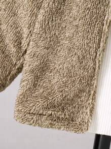 小男孩休闲基本款花卉印花双面抓绒连帽夹克。柔软舒适的触感，保暖性能佳。连帽设计增加了实用性，适合户外活动。加厚的设计使夹克更加保暖，适合寒冷的秋冬季节穿着。适合小男孩在日常生活中穿着，既温暖又时尚。基本款花卉连帽设计简洁实用，搭配双面抓绒材质，既温暖又舒适。穿上这款厚夹克，小男孩不仅可以保暖，还可以展现休闲时尚的风格。 - 彩色 - 查看 4