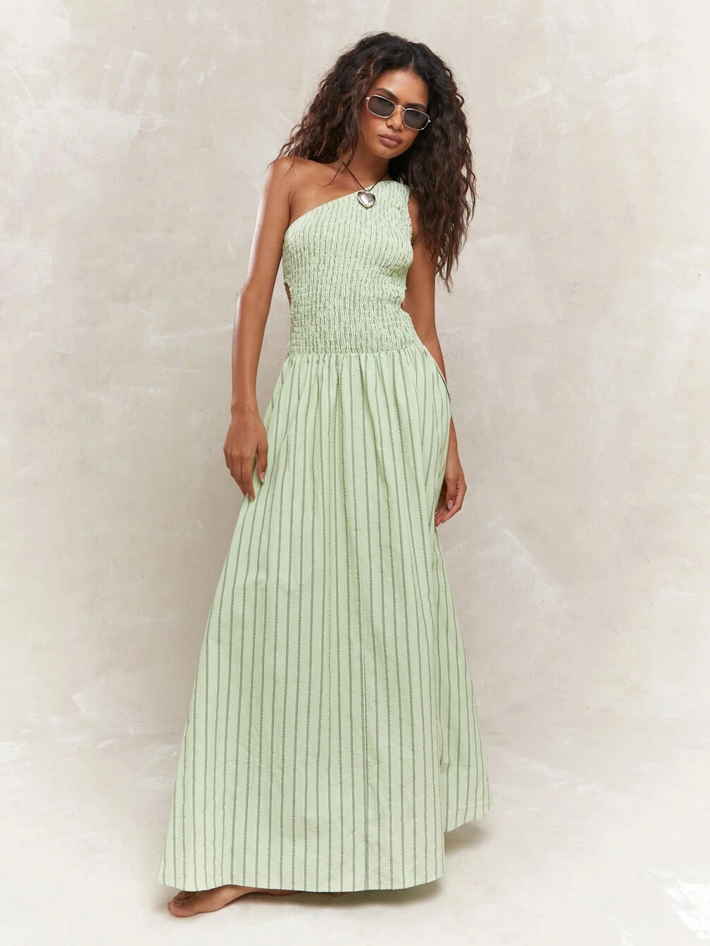 MISSGUIDED One Shoulder Smocked Bodice Flowy Maxi Dress Christmas｜MISSGUIDED