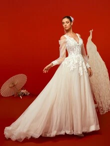 花卉蕾丝刺绣深 V 领超长婚纱，白色长袖新娘礼服