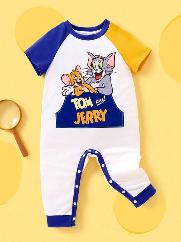 TOM & JERRY X SHEIN Salopetă cu mâneci raglan de culoare contrastantă, cu buzunare de pisică și șoarece de desene animate pentru bebeluș