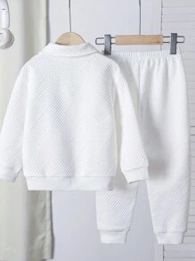 SHEIN Explorewe Bộ 2 chiếc/Bộ Áo nỉ Polo trắng và quần dài cho bé trai, Thích hợp cho bé trai 4-7 tuổi mặc vào mùa thu, xuân và đông, đặc biệt là cho các dịp đi chơi, đi học và thể thao. Bộ trang phục thể thao thường ngày hai lớp ấm áp này có thiết kế màu tương phản, thời trang và đa năng. Bé trai sẽ cảm thấy ấm áp và thoải mái khi mặc bộ này trong nhiều hoạt động khác nhau. Thích hợp cho vui chơi ngoài trời, đi học và thể thao. Bộ thể thao và thường ngày cho bé trai này là sự lựa chọn thiết thực và phong cách, cho phép bé thể hiện sự tự tin và sức sống trong các dịp khác nhau. - trắng - Xem 2