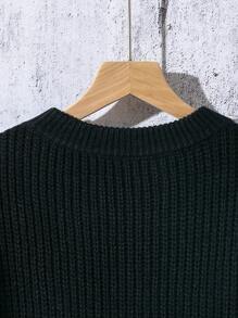 青少年/青少年男孩新款秋冬季针织毛衣。这款男孩拼色圆领毛衣展示了独特的针织技术和精致的撞色设计，呈现出时尚的外观。复杂的针织结构创造出独特的纹理和层次感，增添了时尚感。几何图案设计既实用又具有装饰性，增强了整体的精致感。这款毛衣采用优质面料制成，柔软保暖，适合秋冬季节，舒适保暖。这款毛衣不仅注重细节设计和工艺，还散发出独特的时尚魅力。 - 黑色 - 查看 6