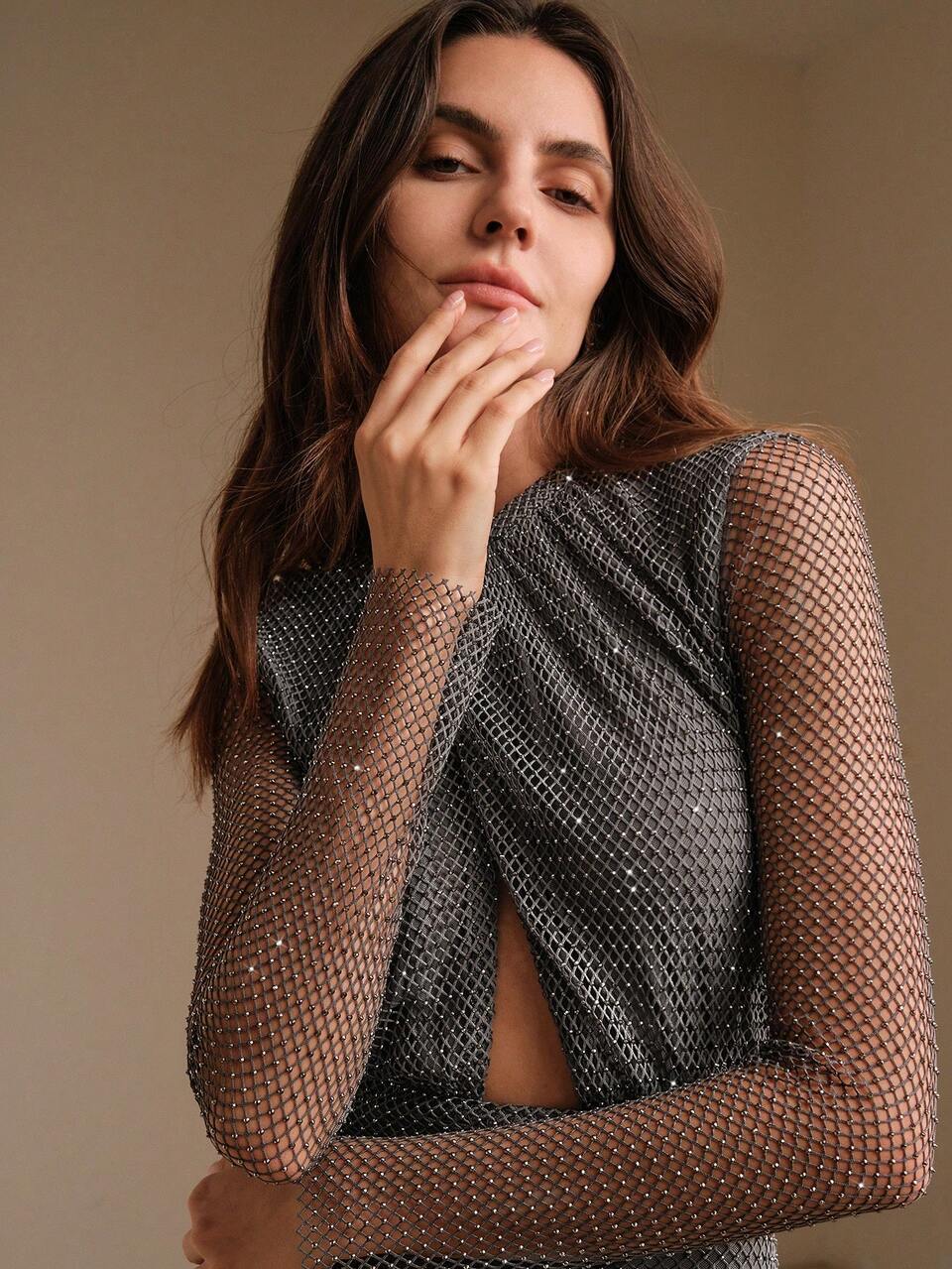 Vestido transparente de manga larga con detalles de strass