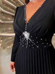 Cravure Vestido largo de manga larga con cuello en V, pliegues y adornos de rhinestone de alta gama para mujer de talla grande, color negro - Negro - Ver 5