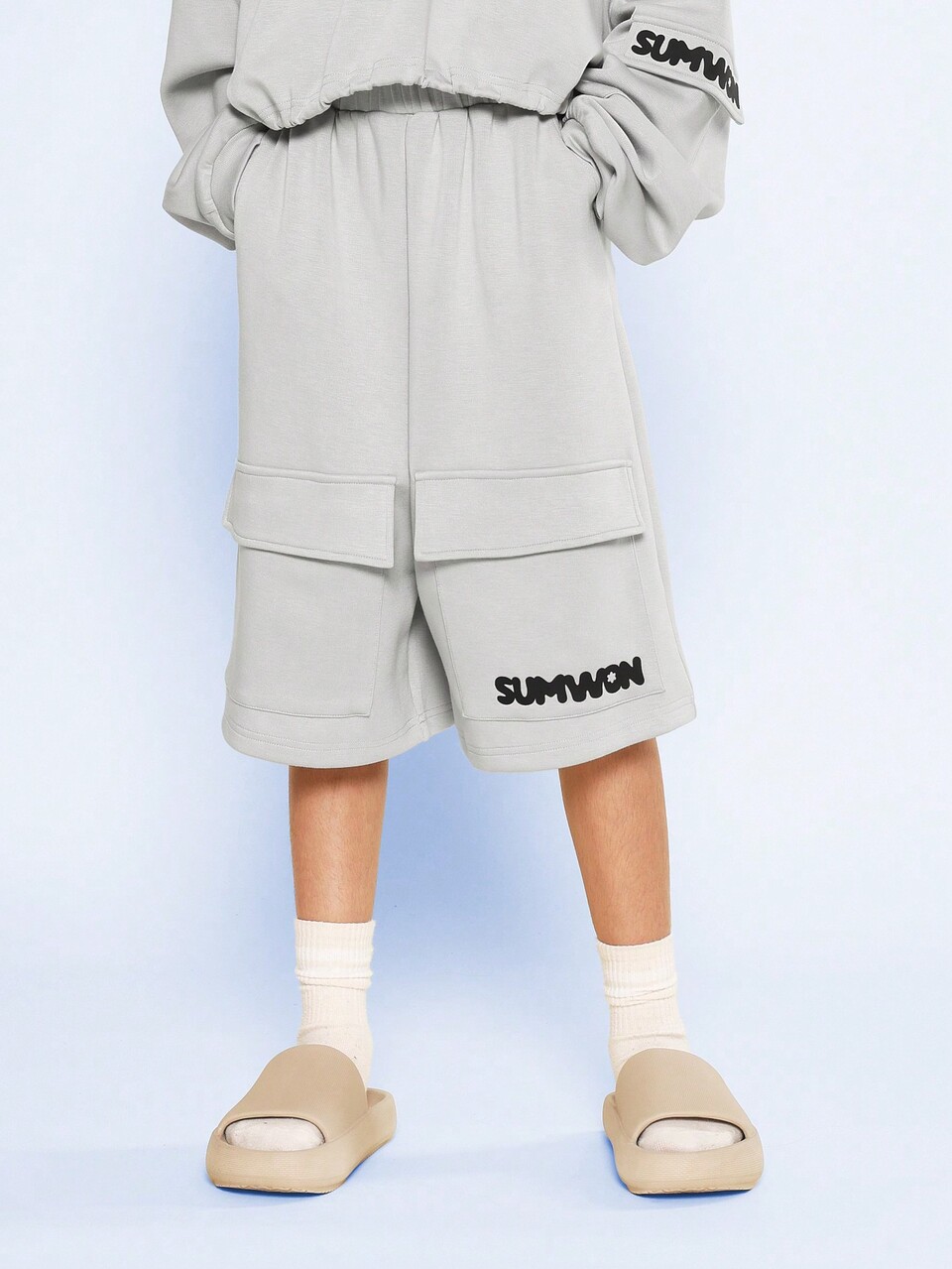 Conjunto de 2 Peças Composto por Cropped Com Capuz e Zíper Pequeno Para Meninas Pré-Adolescentes e Shorts Cargo Com Pequeno Detalhe Gráfico