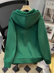 SHEIN Jersey con capucha verde informal para chicos adolescentes con texto en inglés en relieve, adecuado para otoño, invierno, calidez, universitario, ocio, uso diario, deporte, fiesta de cumpleaños, salida, todo a juego y diseño sencillo