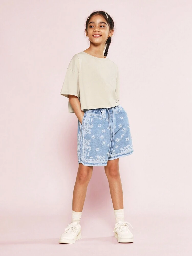 ツイーンガールズ用 洗い加工クロップフィットドロップショルダー Tシャツ グラフィティ&エンジェルプリント付き