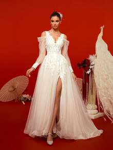 花卉蕾丝刺绣深 V 领超长婚纱，白色长袖新娘礼服