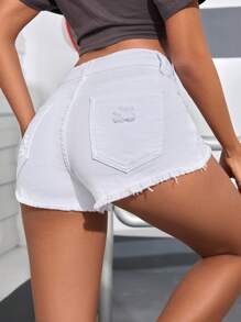 SHEIN PETITE Pantalones cortos de mezclilla informales para mujer con botones frontales lisos, múltiples bolsillos, efecto desgastado y dobladillo deshilachado - Blanco - Ver 2