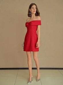 MOTF STUDIO ROBE À ÉPAULES DÉNUDÉES AVEC GARNITURE DE STRASS ET BUSTE FRONCÉ, TENUE POUR LE NOUVEL AN