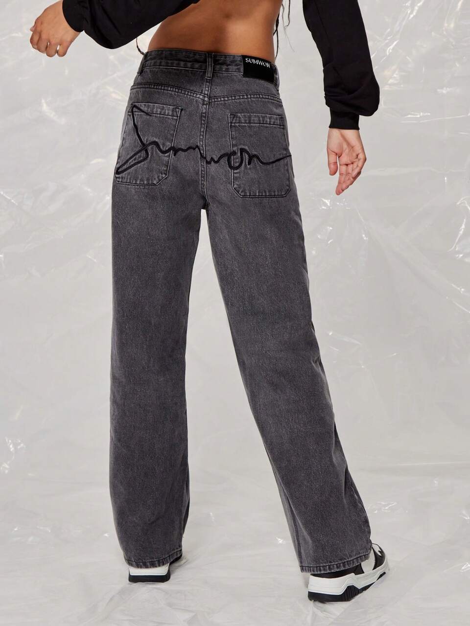 SUMWON WOMEN Gerade geschnittene Jeans mit Rissen am Knie und Stickerei Design
