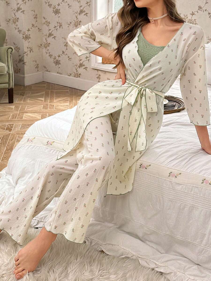 CottageSlumber 3 piezas Conjunto de pijama para mujer: Bata con cinturón simple y top tipo camiseta y pantalones largos, ropa cómoda y casual para el hogar de madre e hijo, conjunto blanco para la temporada festiva, esplendor floral abundante, ropa de otoño e invierno, detalles acogedores y elegantes - Blanco - Ver 1