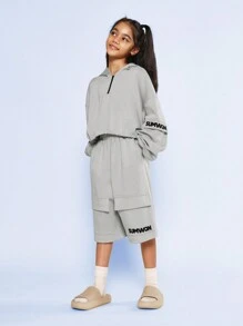 SUMWON Tween Girls 短款半拉链连帽衫，配有工装口袋和工装短裤，配有小图案印花细节 2 件套 - 灰色 - 查看 1