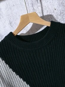 青少年/青少年男孩新款秋冬季针织毛衣。这款男孩拼色圆领毛衣展示了独特的针织技术和精致的撞色设计，呈现出时尚的外观。复杂的针织结构创造出独特的纹理和层次感，增添了时尚感。几何图案设计既实用又具有装饰性，增强了整体的精致感。这款毛衣采用优质面料制成，柔软保暖，适合秋冬季节，舒适保暖。这款毛衣不仅注重细节设计和工艺，还散发出独特的时尚魅力。 - 黑色 - 查看 4